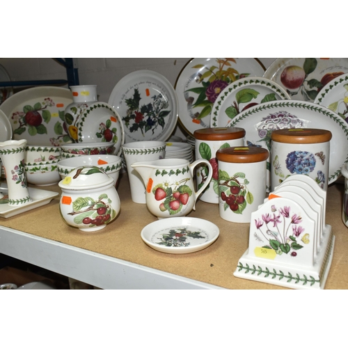 565 - PORTMEIRION 'POMONA' AND 'HOLLY AND THE IVY' PATTERN DINNER WARES ETC, to include seven dinner plate... 