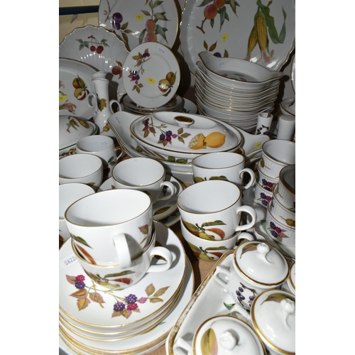 569 - ROYAL WORCESTER 'EVESHAM', WILD HARVEST' AND 'ARDEN' DINNER WARES ETC, to include thirteen Arden cof... 