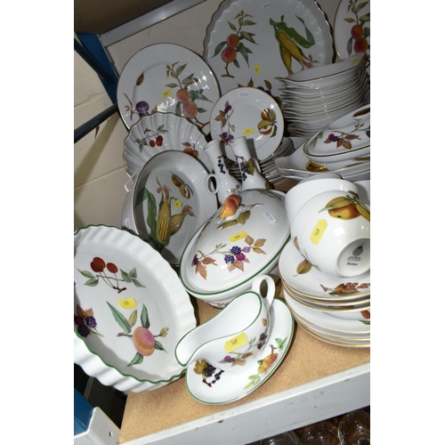 569 - ROYAL WORCESTER 'EVESHAM', WILD HARVEST' AND 'ARDEN' DINNER WARES ETC, to include thirteen Arden cof... 