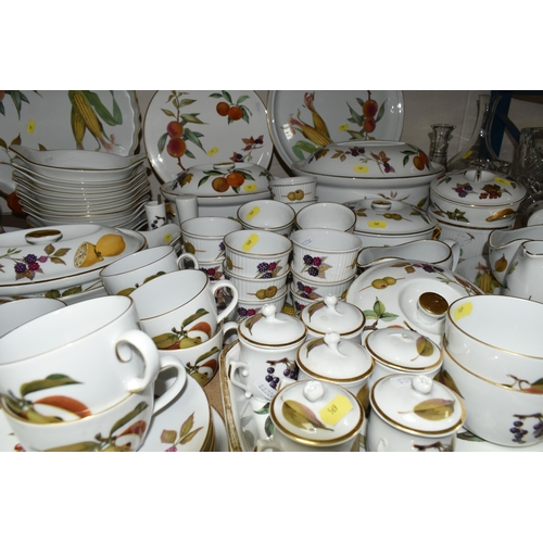 569 - ROYAL WORCESTER 'EVESHAM', WILD HARVEST' AND 'ARDEN' DINNER WARES ETC, to include thirteen Arden cof... 