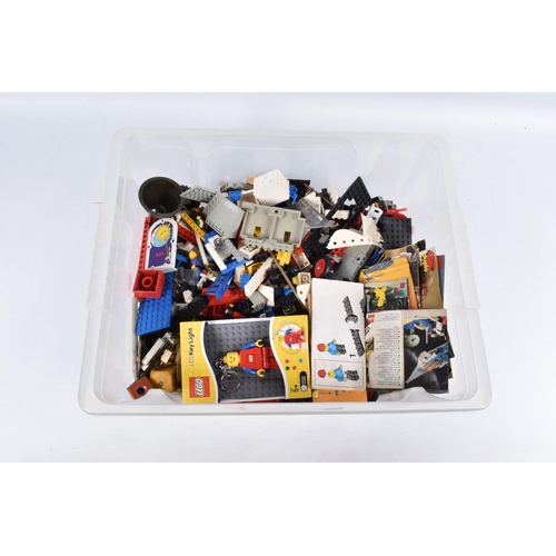 56 - A QUANTITY OF ASSORTED LOOSE MODERN LEGO, to include boxed LED Key Light, assorted Mini-figures quan... 