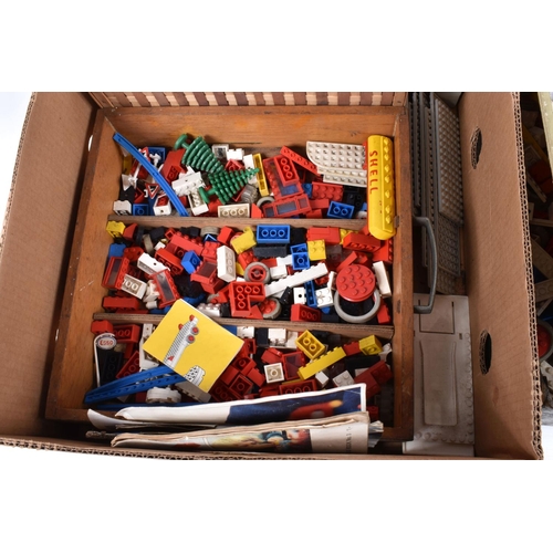 172 - A QUANTITY OF UNBOXED AND ASSORTED MAINLY 1960'S AND 1970'S LEGO, assorted pieces, all in playworn c... 