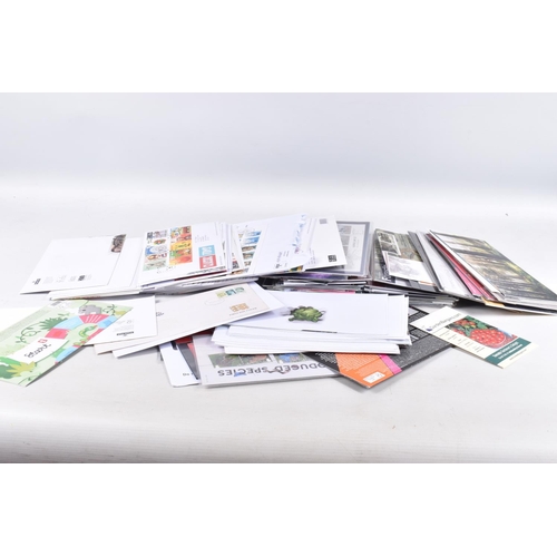 371 - LARGE COLLECTION OF MODERN GB STAMPS AND FDCS, we note largely comprehensive range of Presentation p... 