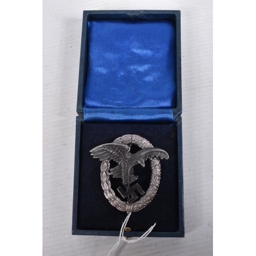 422 - A WWII ERA LUFTWAFFE PILOTS/OBSERVERS BADGE, this features the eagle and Swastika in the middle and ... 