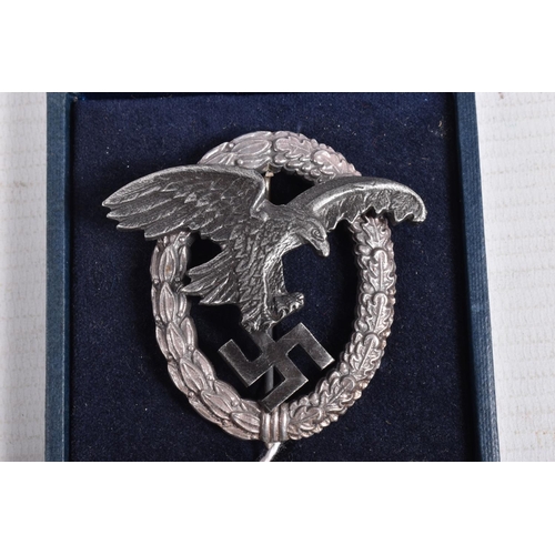 422 - A WWII ERA LUFTWAFFE PILOTS/OBSERVERS BADGE, this features the eagle and Swastika in the middle and ... 