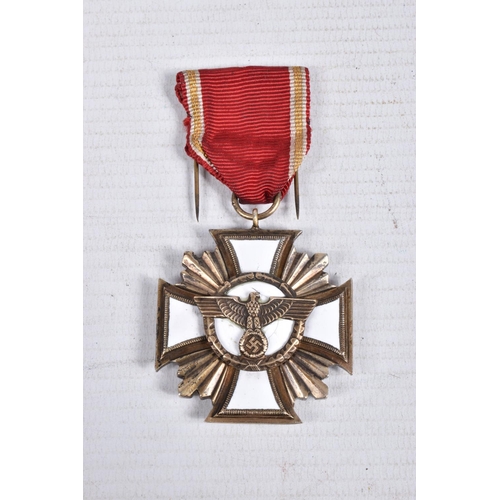 424 - A GERMAN THIRD REICH NSDAP 25 YEAR SERVICE MEDAL, this award is a Dienstauszeichnung der NSDAP 25 Ja... 