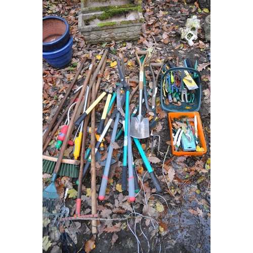 1009 - A LARGE BUNDLE OF NEARLY NEW HAND GARDEN TOOLS, to include shears, loppers, rakes, shovels, forks, h... 