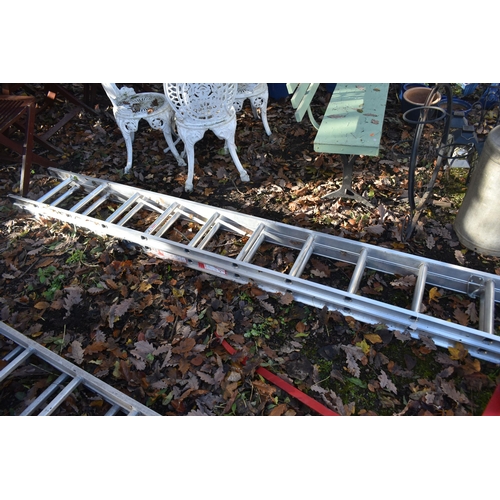 1031 - AN ABRU ALUMINIUM DOUBLE EXTENSION LADDER, extended length 5m x closed length 2.86m