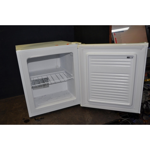 1070 - AN ARGOS AVRDD105 TABLE TOP FREEZER width 44cm depth 50cm height 50cm (PAT pass and working at -19 d... 