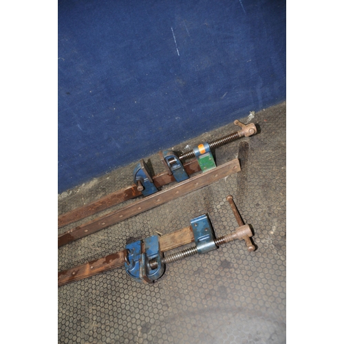 1076 - THREE VINTAGE SASH CRAMPS 114cm long (no brand name) with spring loaded (Condition Report: surface r... 