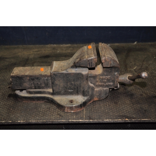 1077 - A RECORD No24 ENGINEERS VICE with 5 1/2in jaws (Condition Report: some surface rust but doesn't impe... 