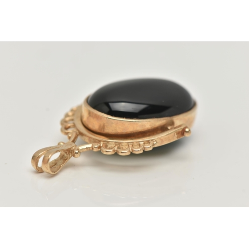 26 - A 9CT GOLD SWIVEL FOB, the oval fob set with an onyx and dyed chalcedony cabochon, to the scallop de... 