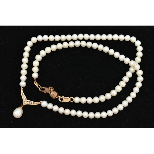 61 - A SINGLE STRAND CULTURED PEARL AND DIAMOND PENDANT NECKLACE, a single strand of cultured white pearl... 