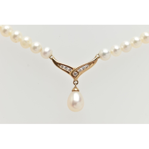 61 - A SINGLE STRAND CULTURED PEARL AND DIAMOND PENDANT NECKLACE, a single strand of cultured white pearl... 