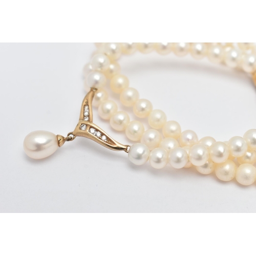 61 - A SINGLE STRAND CULTURED PEARL AND DIAMOND PENDANT NECKLACE, a single strand of cultured white pearl... 