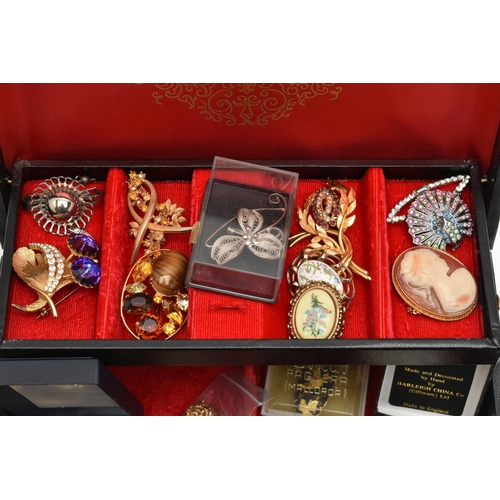 120 - A JEWELLERY BOX WITH CONTENTS, black faux leather jewellery box with contents to include a white met... 