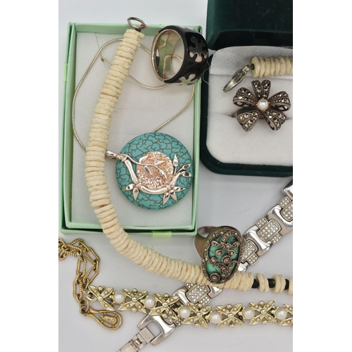 85 - TWO LADIES ROTARY WRISTWATCHES AND A SMALL ASSORTMENT OF JEWELLERY, the first a quartz silver 'Rotar... 