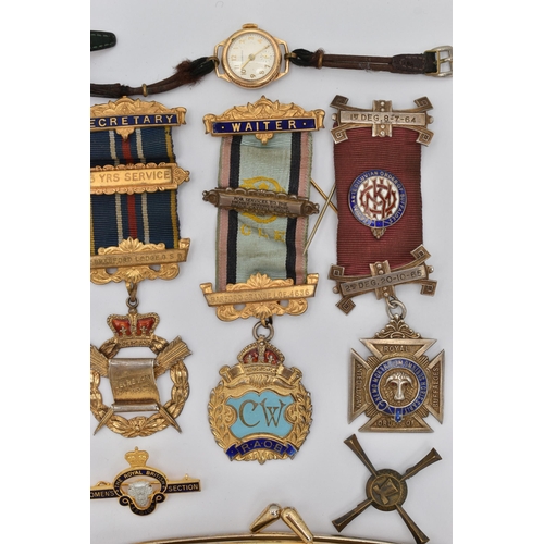 86 - AN ASSORTMENT OF FREEMASONS MEDALS AND OTHER ITEMS, a selection of five silver masonic medals, each ... 