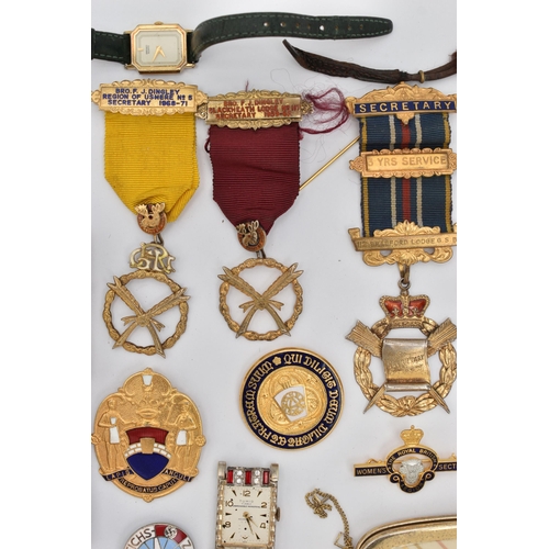 86 - AN ASSORTMENT OF FREEMASONS MEDALS AND OTHER ITEMS, a selection of five silver masonic medals, each ... 