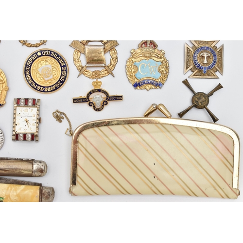 86 - AN ASSORTMENT OF FREEMASONS MEDALS AND OTHER ITEMS, a selection of five silver masonic medals, each ... 