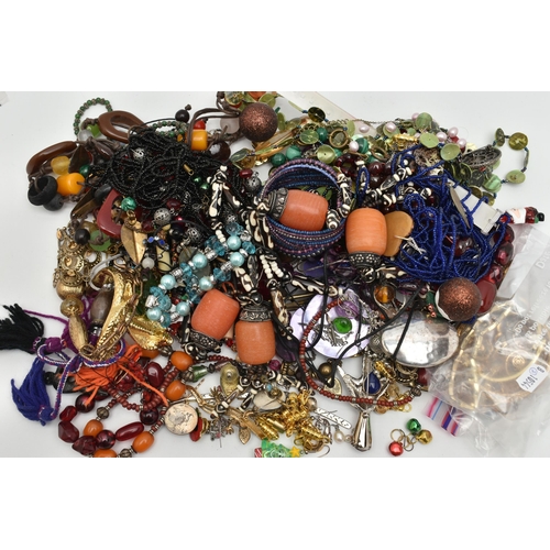 89 - A BAG OF ASSORTED COSTUME JEWELLERY PIECES, to include various gold plated bangles, chains, rings, e... 