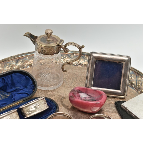 146 - A BOX OF ASSORTED SILVER AND WHITE METAL ITEMS, to include a cased set of two silver napkin rings, o... 