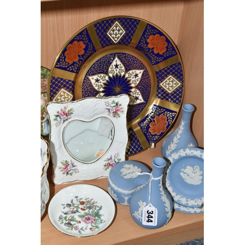 344 - A GROUP OF NAMED CERAMICS, comprising a Caverswall Imari design cabinet plate,  a Royal Crown Derby ... 