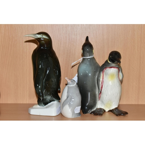 350 - THREE CERAMIC PENGUIN FIGURES, comprising a Beswick Courting Penguins figure group, model no 1015, a... 