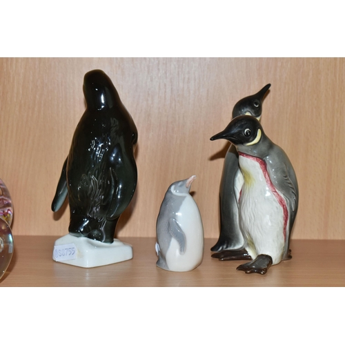 350 - THREE CERAMIC PENGUIN FIGURES, comprising a Beswick Courting Penguins figure group, model no 1015, a... 