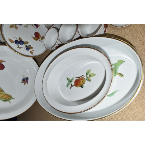 372 - A QUANTITY OF ROYAL WORCESTER EVESHAM DINNERWARE, comprising six dinner plates, six soup dishes, two... 