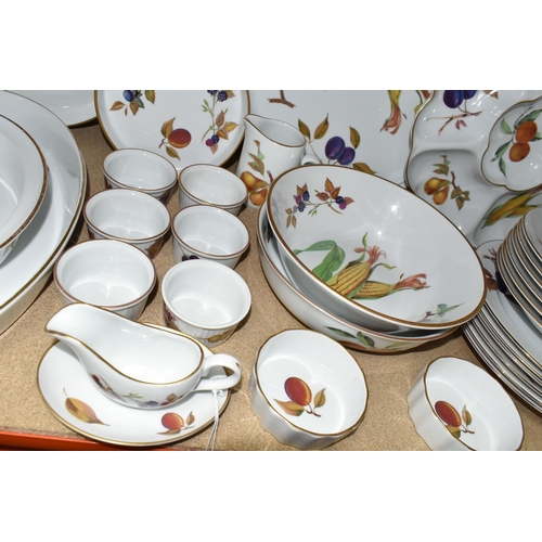 372 - A QUANTITY OF ROYAL WORCESTER EVESHAM DINNERWARE, comprising six dinner plates, six soup dishes, two... 