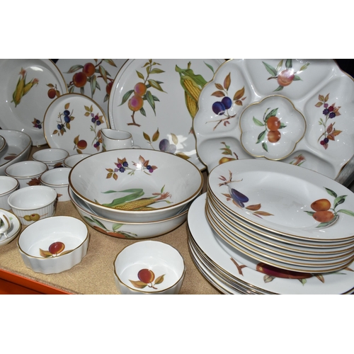 372 - A QUANTITY OF ROYAL WORCESTER EVESHAM DINNERWARE, comprising six dinner plates, six soup dishes, two... 