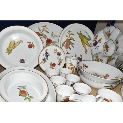 372 - A QUANTITY OF ROYAL WORCESTER EVESHAM DINNERWARE, comprising six dinner plates, six soup dishes, two... 