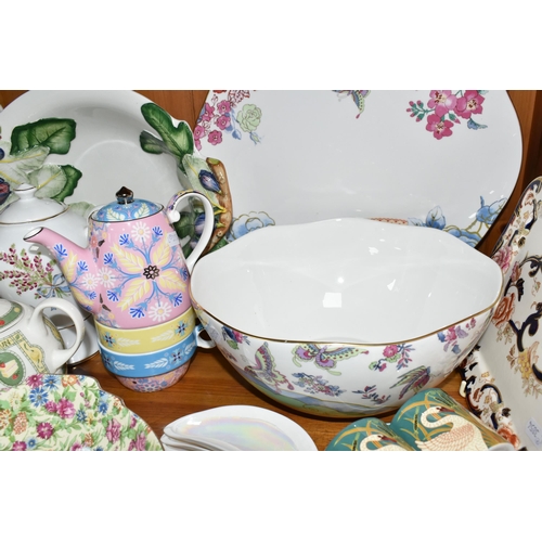 413 - A COLLECTION OF CERAMICS, to include a Villeroy & Boch meat plate and fruit bowl decorated with fish... 