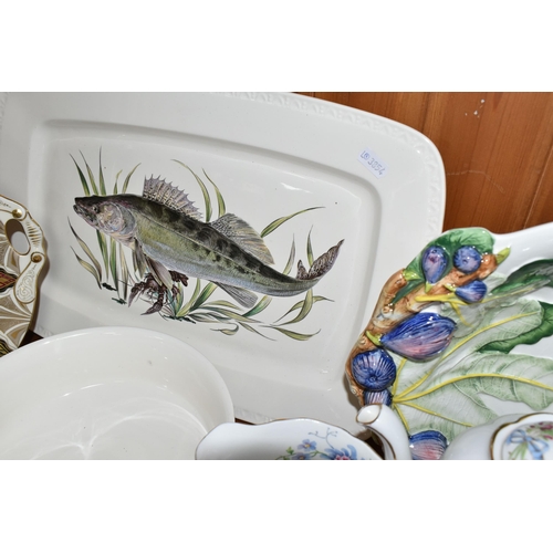 413 - A COLLECTION OF CERAMICS, to include a Villeroy & Boch meat plate and fruit bowl decorated with fish... 