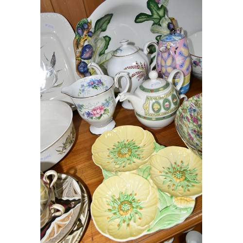 413 - A COLLECTION OF CERAMICS, to include a Villeroy & Boch meat plate and fruit bowl decorated with fish... 