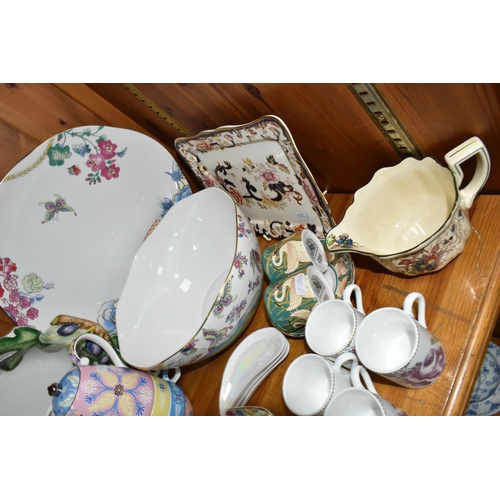 413 - A COLLECTION OF CERAMICS, to include a Villeroy & Boch meat plate and fruit bowl decorated with fish... 