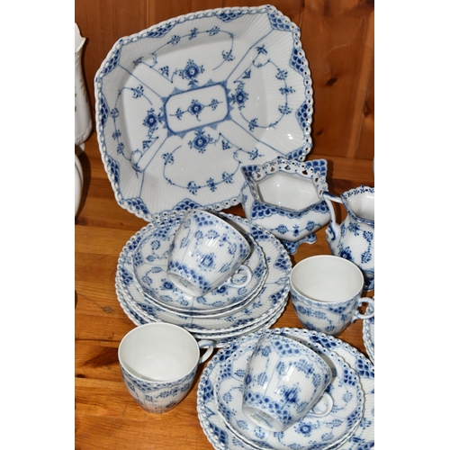 414 - A TWENTY THREE PIECE ROYAL COPENHAGEN 1035 PATTERN COFFEE SERVICE, blue and white with pierced rims,... 