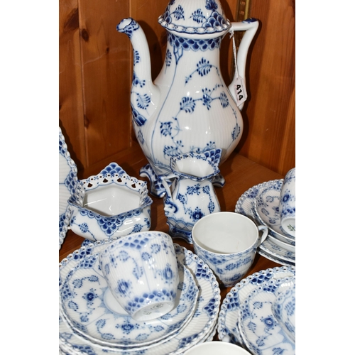 414 - A TWENTY THREE PIECE ROYAL COPENHAGEN 1035 PATTERN COFFEE SERVICE, blue and white with pierced rims,... 