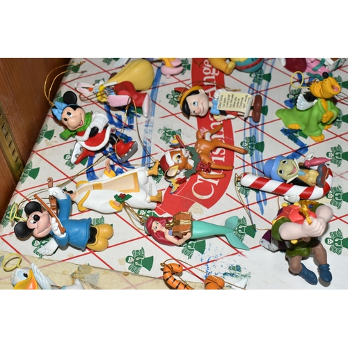 417 - EIGHTEEN DISNEY CHRISTMAS DECORATIONS, mostly boxed, comprising Mickey Mouse, Minnie Mouse (end of n... 