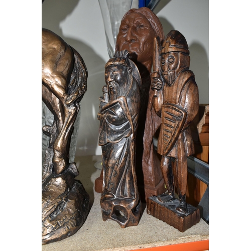 418 - A GROUP OF FIGURES, GLASS WARES, ETC, to include a bronzed resin Austin Sculpture of a cowboy on his... 