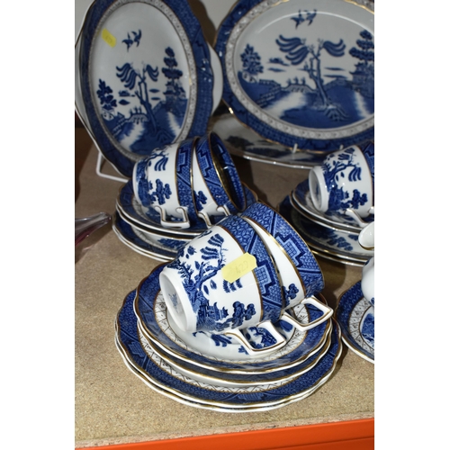 429 - ROYAL DOULTON - THE MAJESTIC COLLECTION- BOOTHS 'REAL OLD WILLOW' PATTERN DINNERWARE, comprising a c... 