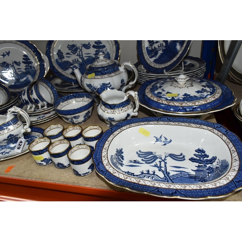 429 - ROYAL DOULTON - THE MAJESTIC COLLECTION- BOOTHS 'REAL OLD WILLOW' PATTERN DINNERWARE, comprising a c... 