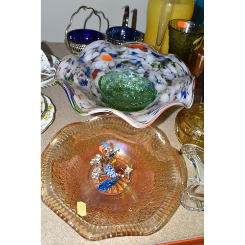 430 - A QUANTITY OF COLOURED GLASSWARE, a Ravenshead clear bark glass vase, height 17cm, a cranberry glass... 