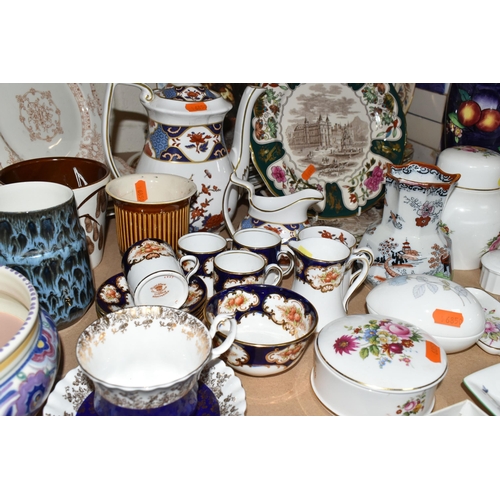 471 - A LARGE COLLECTION OF NAMED CERAMICS, comprising Poole Pottery 'Traditional' pattern fruit bowl (cra... 