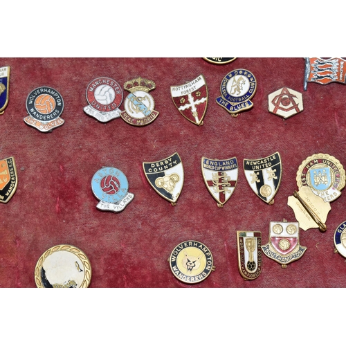 482 - BADGES, ROSETTES, PENDANTS & AUTOGRAPHS, a collection of over eighty metal and enamel badges featuri... 