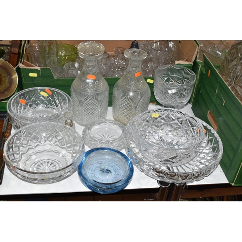 533 - THREE BOXES AND LOOSE GLASS WARES, to include a Whitefriars controlled bubble bowl in Sapphire blue,... 