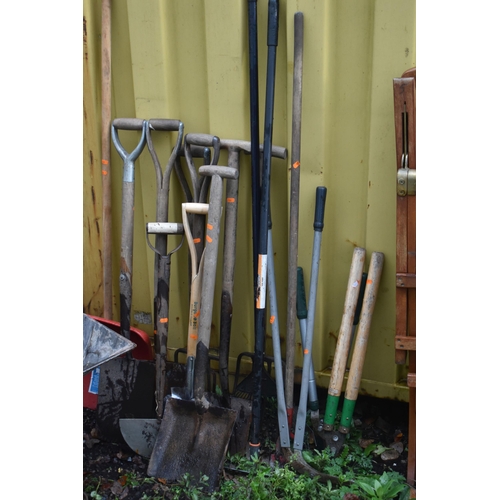 1003 - A SELECTION OF VINTAGE AND NEW GARDEN HAND TOOLS, to include spades, shovels, rakes, etc, along with... 