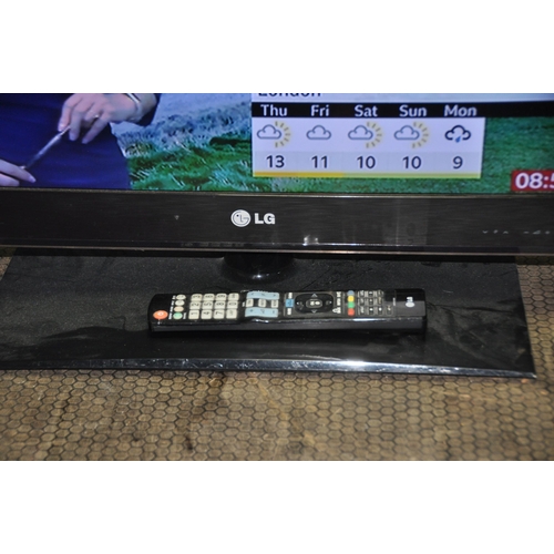 1076 - A LG 32LV355T 32in TV with remote (PAT pass and working)