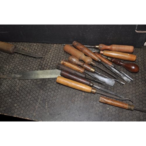 1089 - A TRAY CONTAINING APPROX FIFTY VINTAGE WOOD CHISELS AND GOUGES including carving chisels by makers s... 